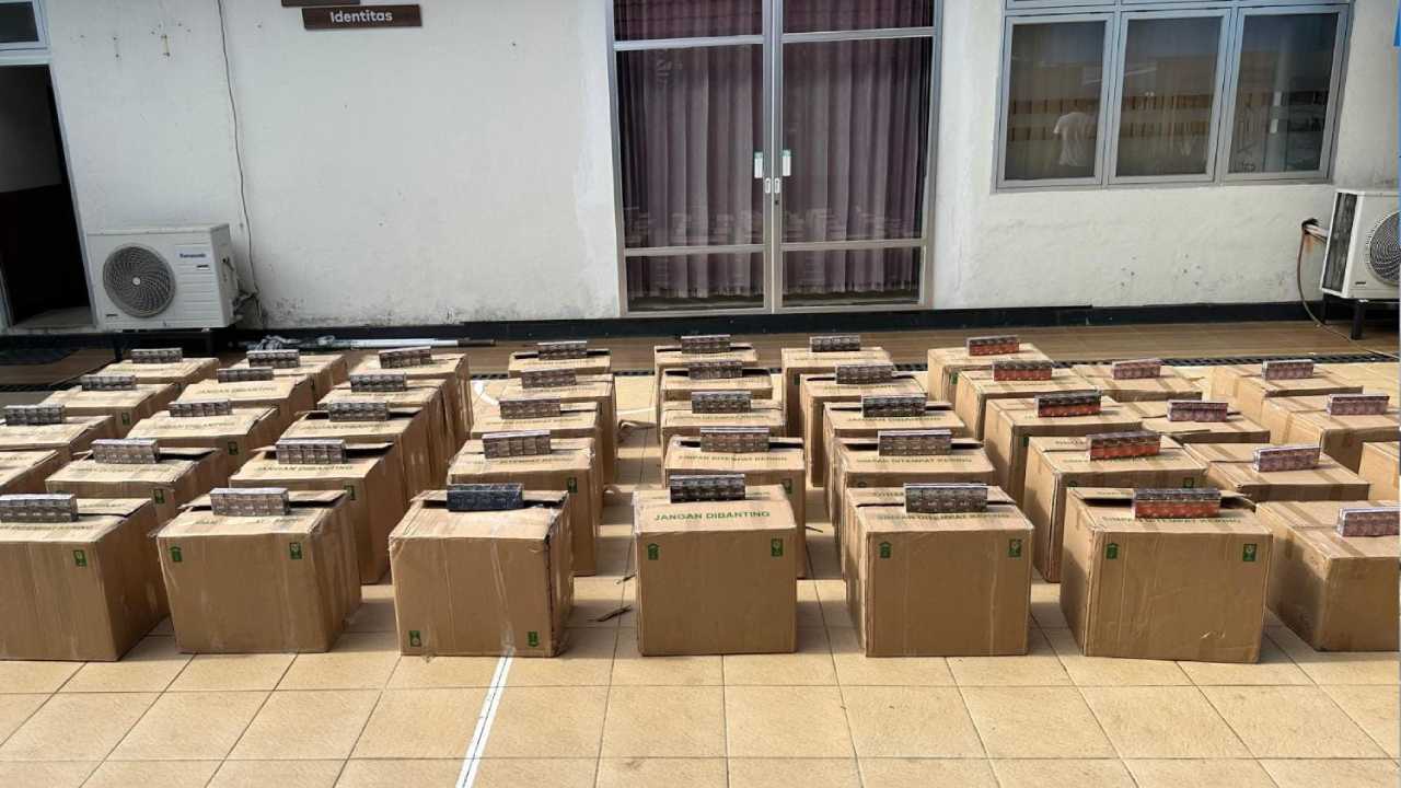 Ratusan Ribu Batang Rokok Ilegal Gagal Diperdagangkan, Dua Tersangka Dilimpahkan ke Kejaksaan