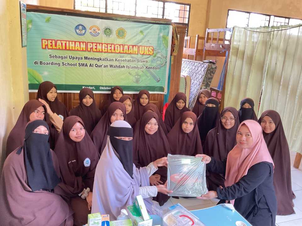 Siswi SMA Al-Qur'an Wahdah Islamiyah Kendari Diedukasi Kesehatan Reproduksi dan Gizi