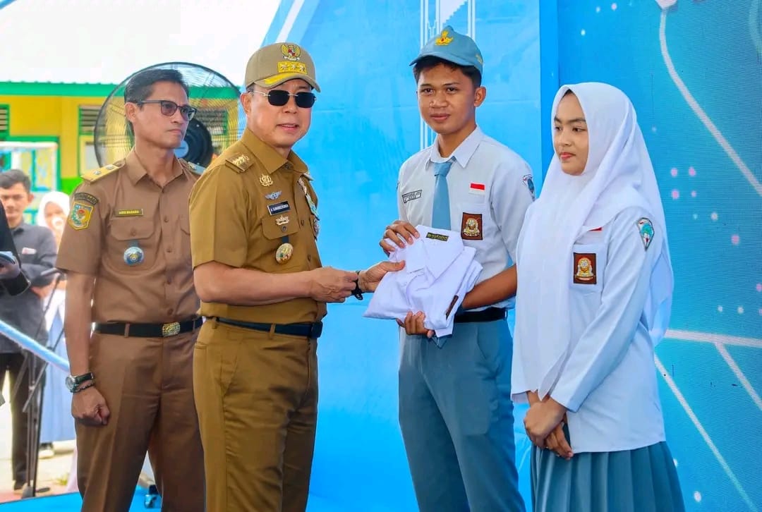 SMAN 2 Kendari jadi Lokasi Penyerahan Seragam Sekolah Gratis Pertama