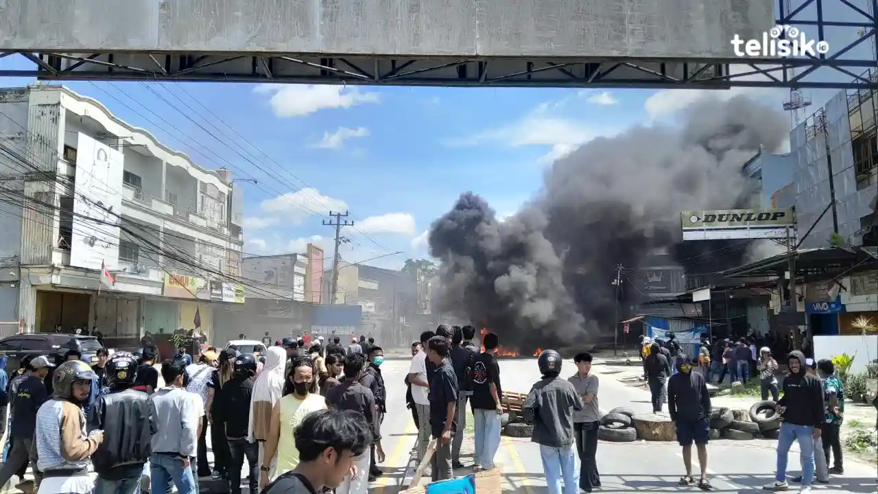 Aksi Blokir Jalan di Perempatan Wua-Wua Buat Lalu Lintas Macet Total, Warga Protes Eksekusi Lahan Eks PGSD