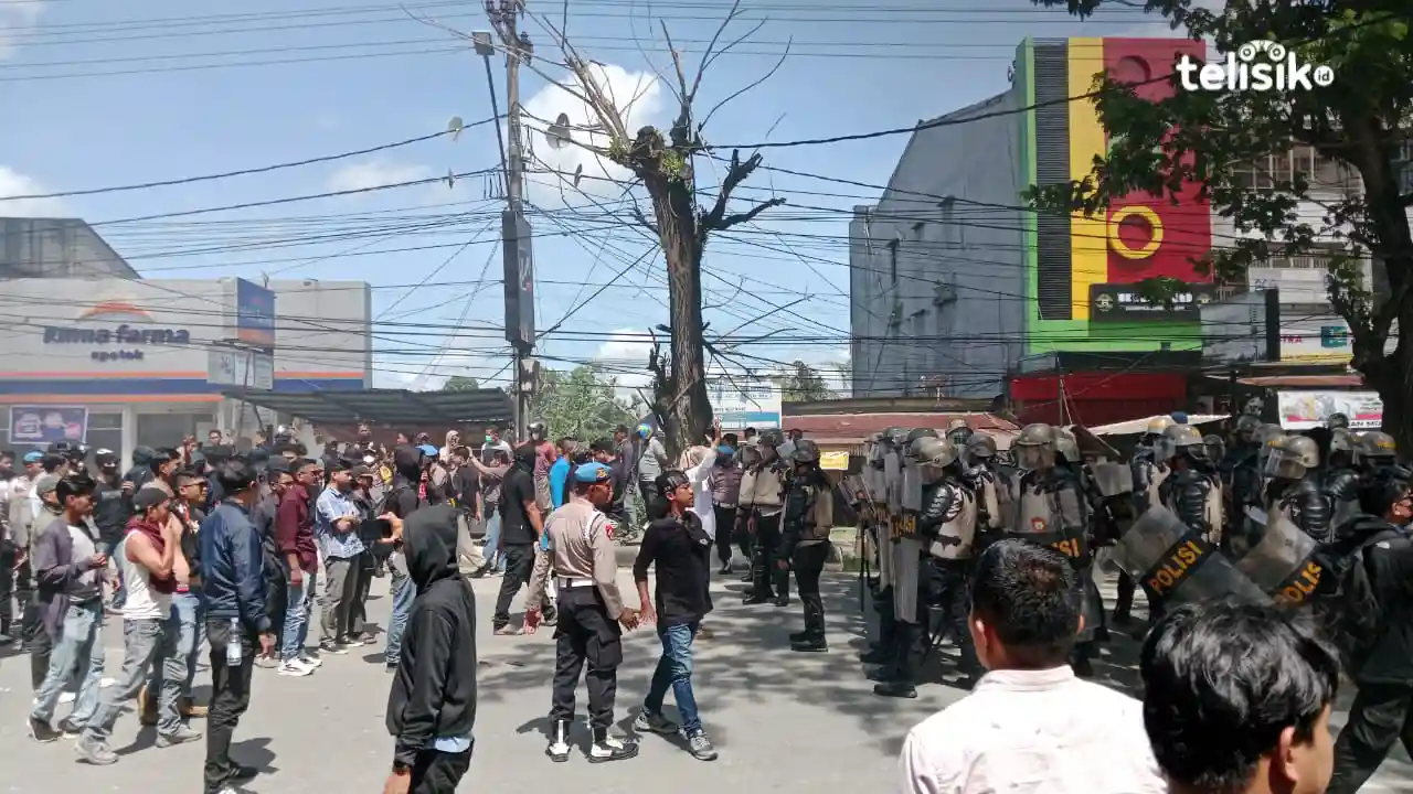 Demo Penolakan Pencocokan Objek Sengketa Lahan Eks PGSD Kendari Bentrok