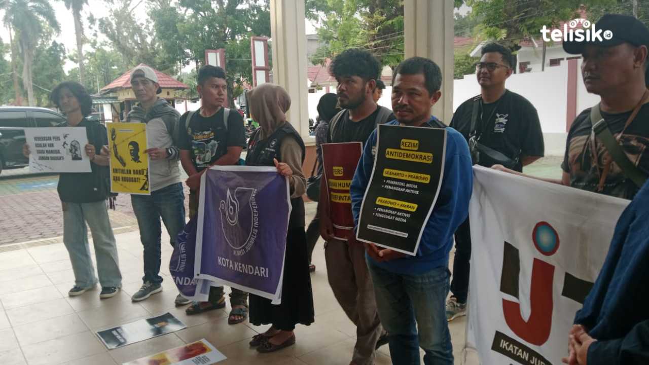Jurnalis Kendari Aksi Solidaritas untuk Tempo: Menteri Pertanian Amran Sulaiman Bungkam Kebebasan Pers