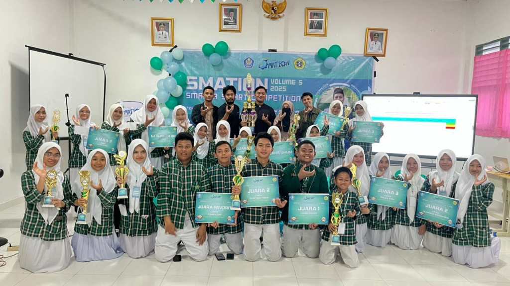 MTs Ummusshabri Kendari Boyong Piala Tetap SMATION dan Pertahankan Prestasi Nasional