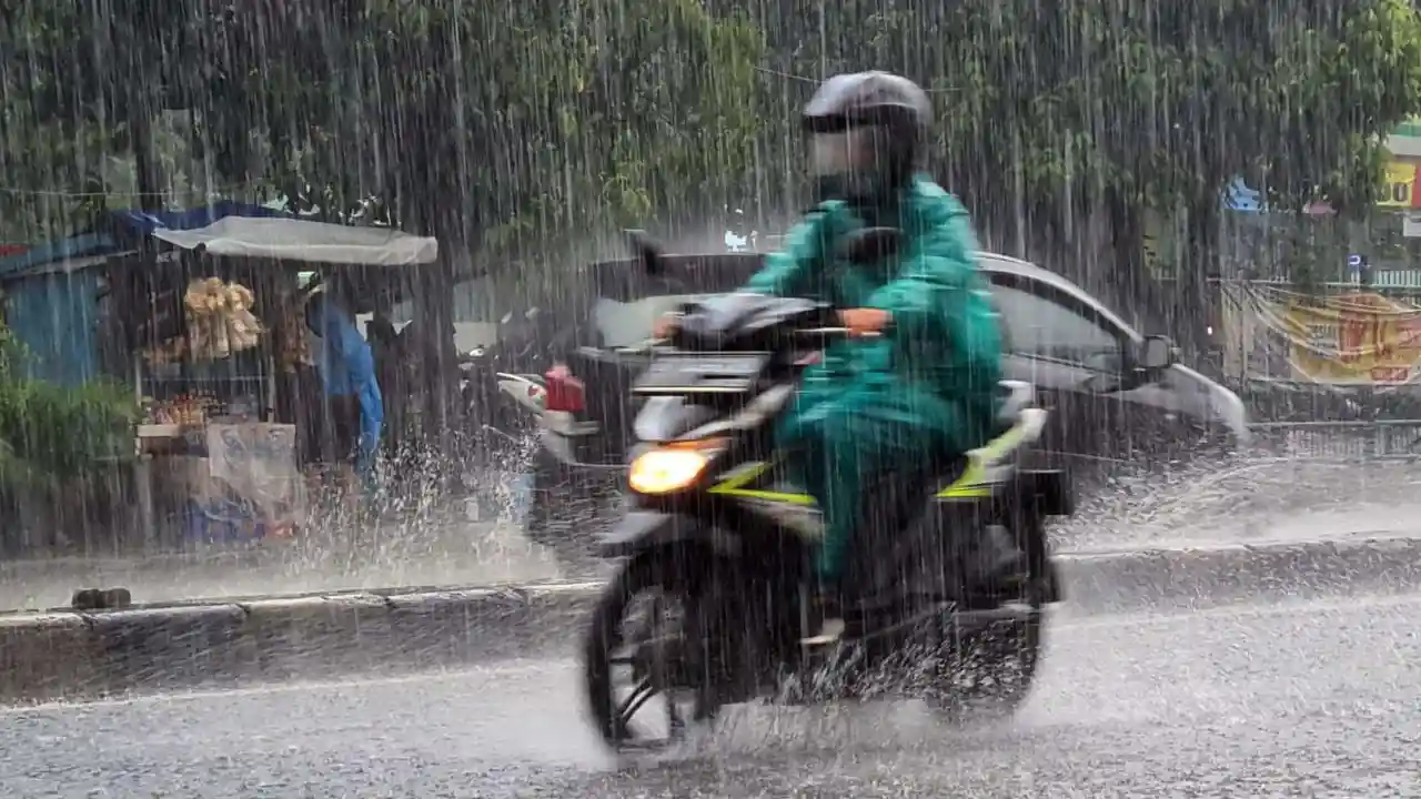 Puncak Musim Hujan Masif November 2025 Berakhir Februari 2026, Berikut Daerah Potensi Paling Awal Terguyur