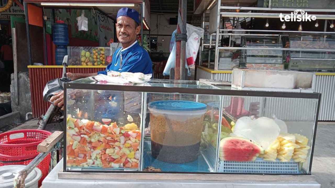 Rujak Uleg Racikan Anto di Pasar Anduonohu Kendari: Segar Campur Bumbu Pedas Manis