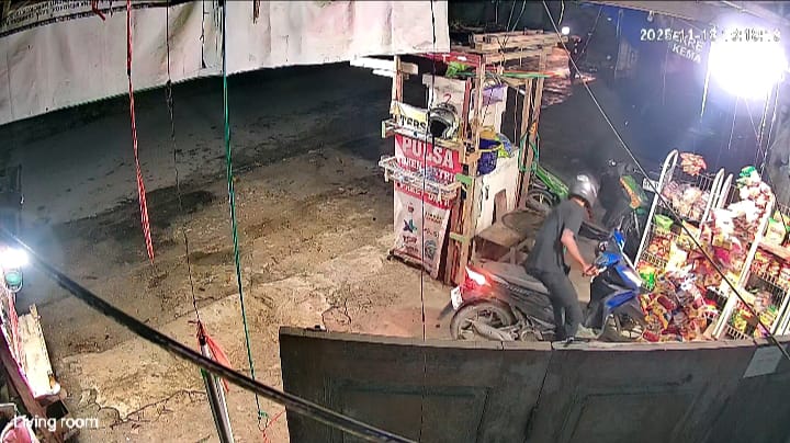 Terekam CCTV Pria Beli Rokok Lalu Curi Pertalite 35 Liter dari Kios Sembako di Kendari