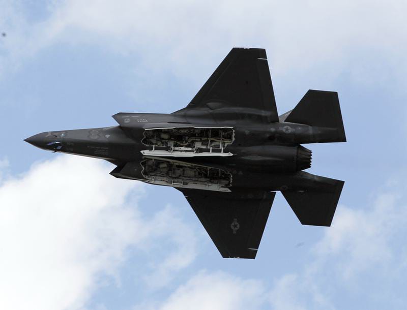 2 Jet Tempur F-18 Milik AS Mulai Intai Udara Venezuela, Terpantau Berputar 40 Menit di Atas Teluk Minyak