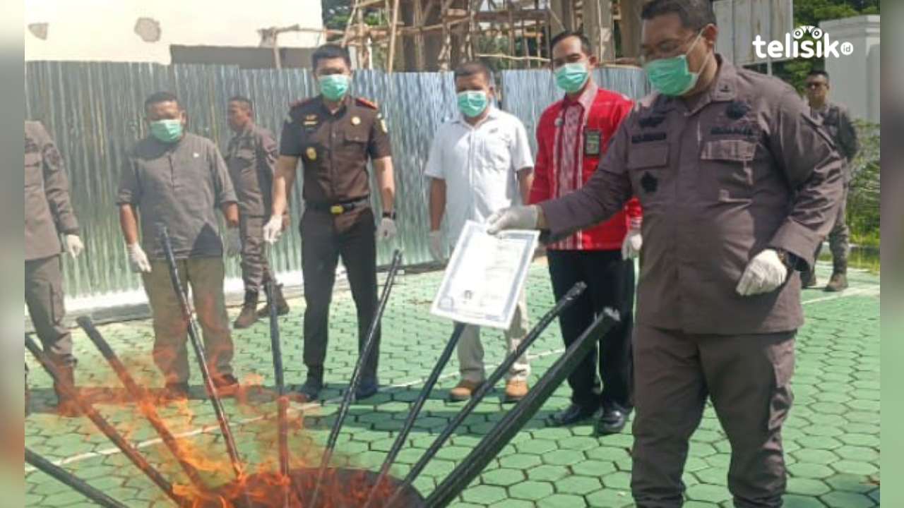 Kejari Muna Musnahkan Ijazah Palsu, Sajam hingga Narkoba