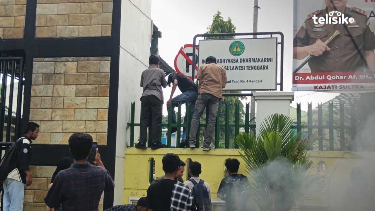 Mahasiswa Paksa Panjat Pagar Kejati Sultra dan Desak Tetapkan Tersangka Baru Korupsi Tambang di Kolaka Utara