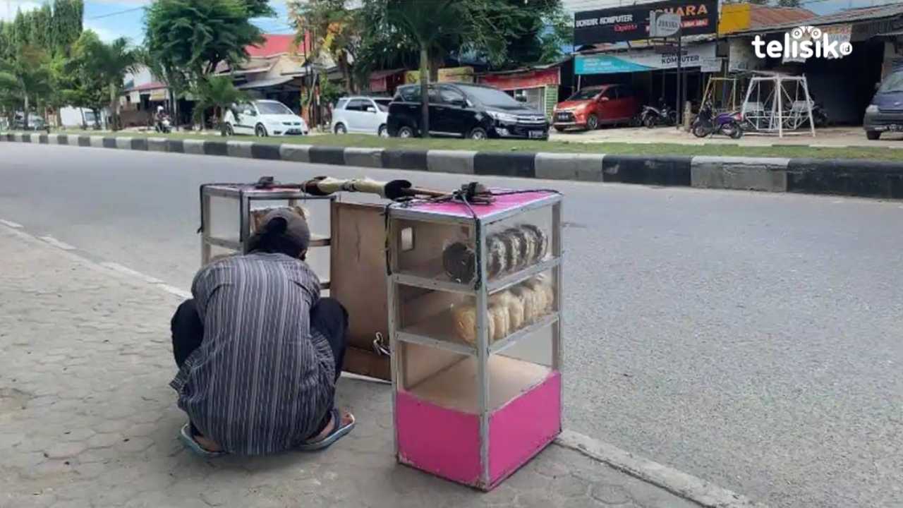 Manto, Pedagang Roti Keliling di Kendari: 8 Tahun Berjalan Kaki Sambil Pikul 2 Etalase Kaca
