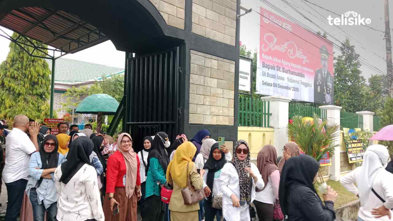 Puluhan Wali Murid Mau Temui Jaksa Agung Burhanuddin di Kejati Sultra Protes Vonis Guru Mansur