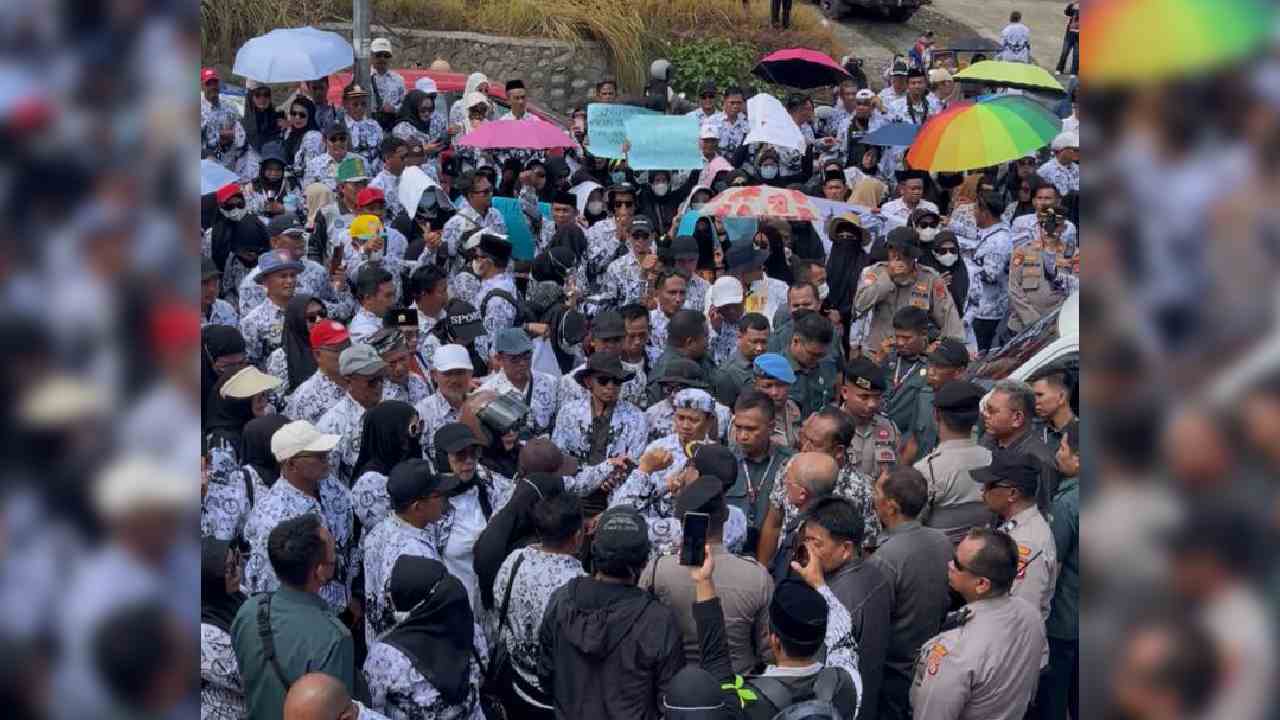 Ribuan Anggota PGRI Sulawesi Tenggara dan Orang Tua Murid Desak Pembebasan Guru Mansur