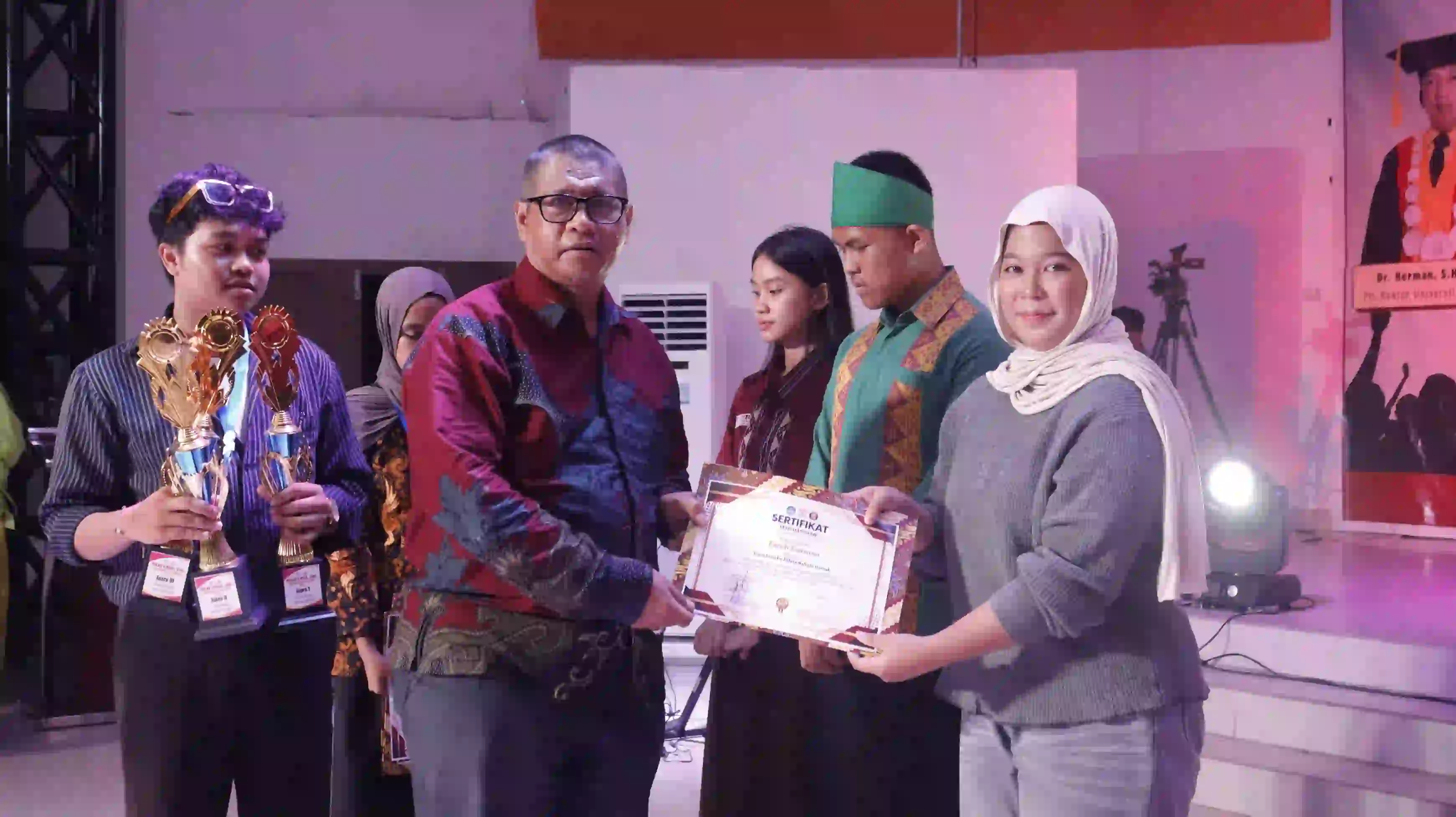 Siswi SMAN 2 Kendari Raih Juara I dan III Lomba Pidato Bahasa Daerah