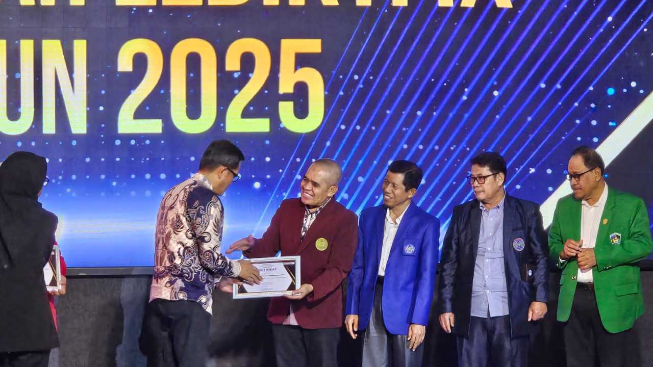 UM Kendari Boyong Lima Penghargaan di Anugerah LLDIKTI Wilayah IX 2025