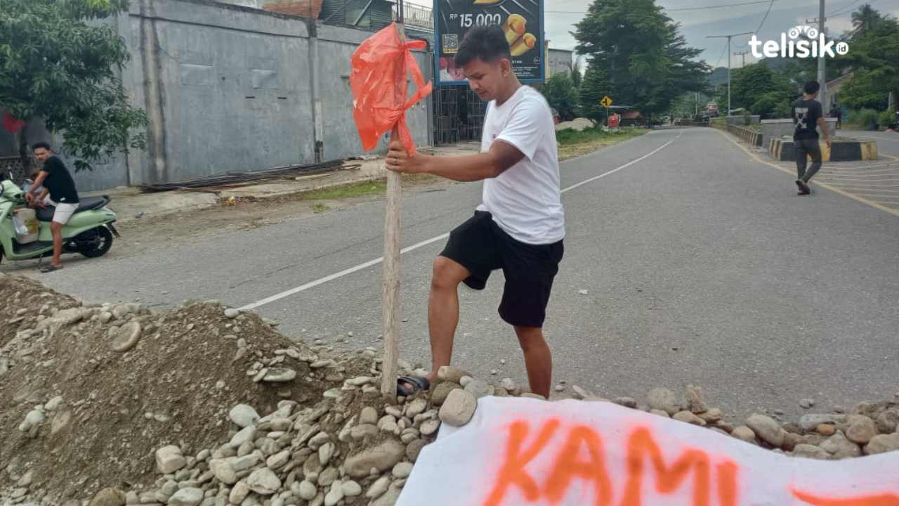 Warga Kolaka Utara Blokir Jalan di Bundaran Tugu Nilam dan Tuntut Ganti Rugi Lahan 15 Tahun Tak Dibayar