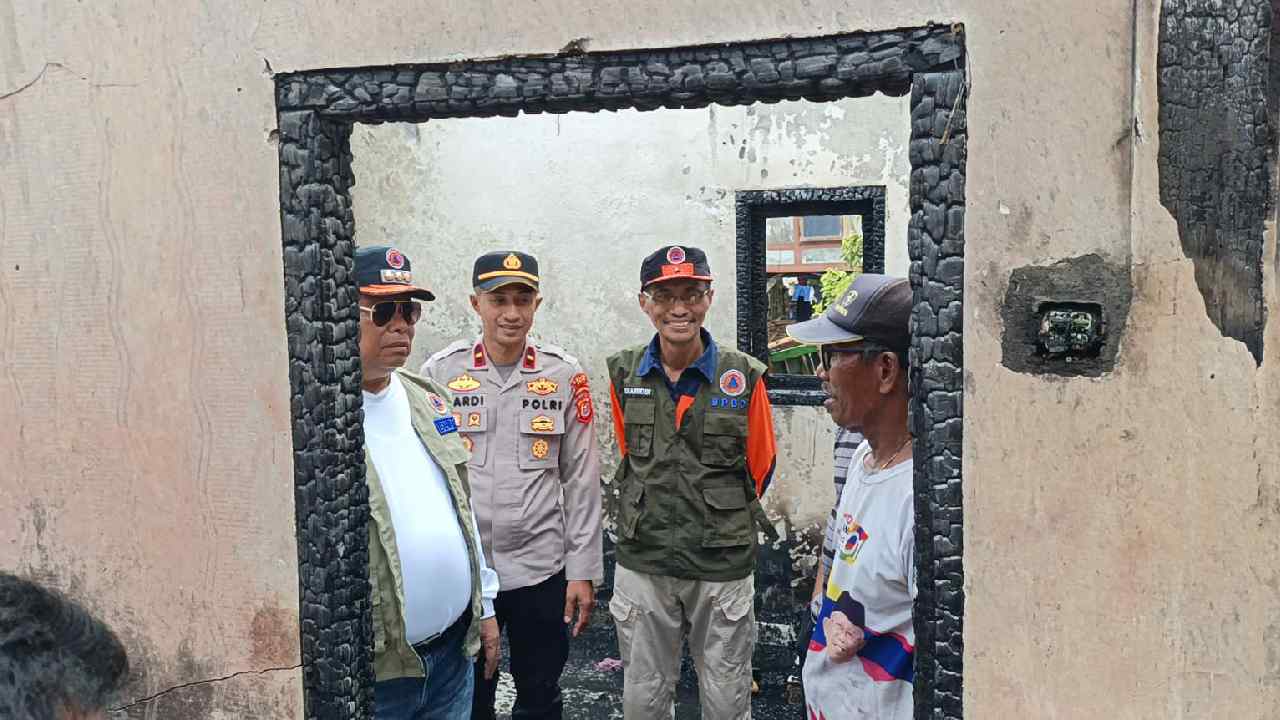 Bupati Buton Selatan Muhammad Adios Enggan Disebut Pencitraan Saat Kunjungi Warga Korban Kebakaran