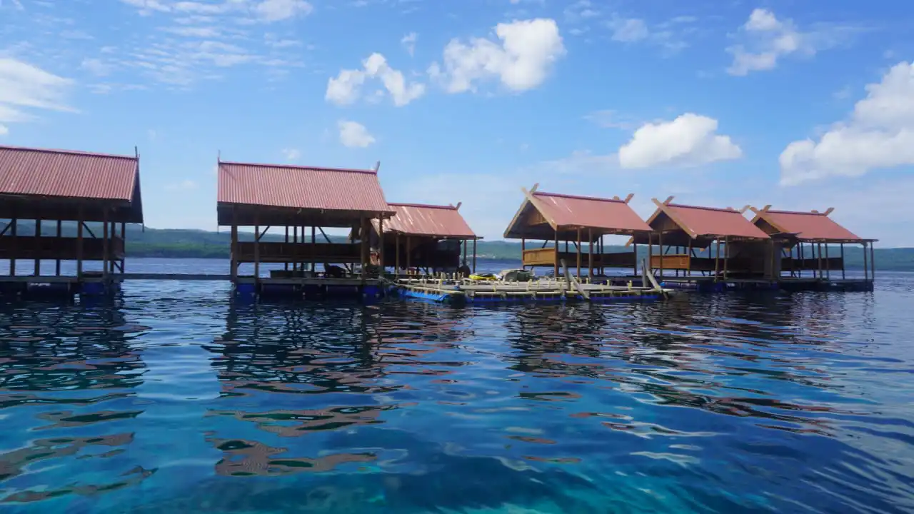 Eksotisme Karamba Resto di Perairan Lande