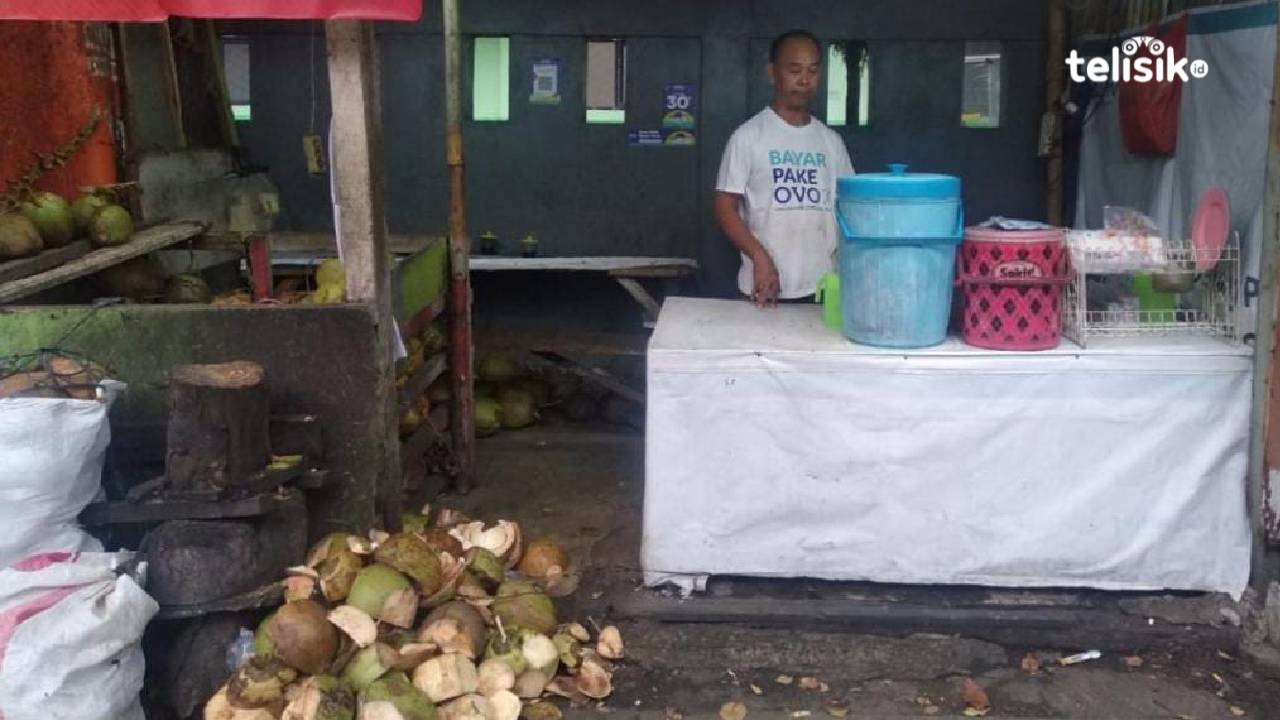 Kisah Jatuh Bangun Masdi, Penjual Es Kelapa Muda Mengeluh Sepi Pembeli Akibat Cuaca