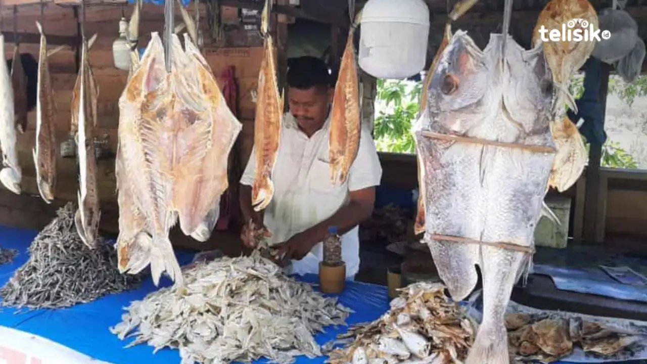 Pedagang Ikan Asin di Pasar Anduonohu Kendari Mengaku Sepi Pembeli, Pendapatan Turun Drastis