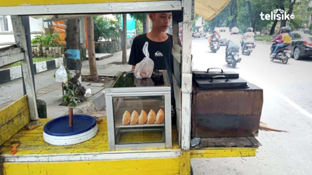 Penjual Kue Buroncong di Kota Kendari Bertahan di Tengah Gempuran Camilan Kekinian