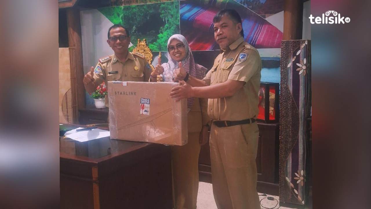 Utusan Khusus Presiden Prabowo Serahkan Starlink untuk Layanan Internet di Gua Prasejarah Liangkabori Muna