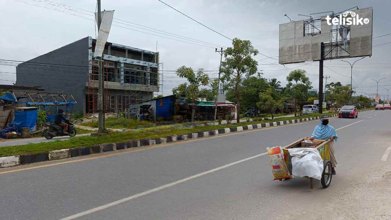 Hadapi Ujian Ramadan, Nurhayati Tetap Memulung di Kendari demi Senyum Anak di Hari Raya
