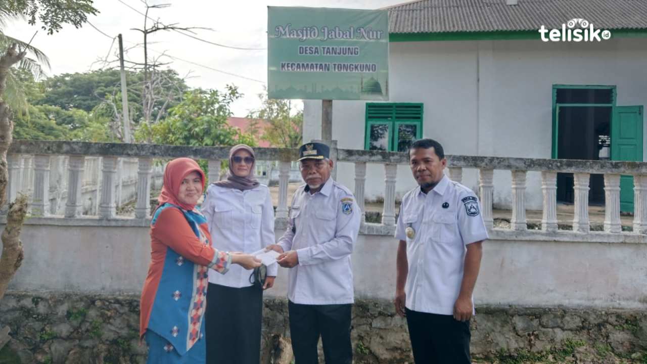 Jelang Ramadan, Ibu Bupati Muna Beri Suntikan Dana ke Masjid Desa Tanjung