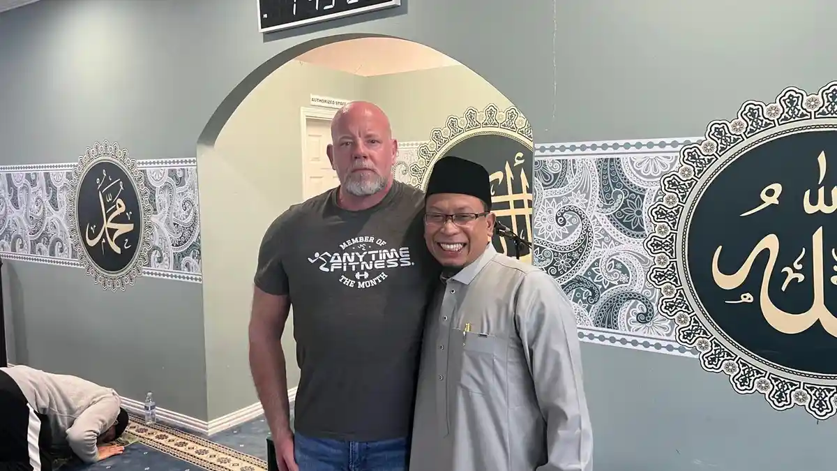 Terinspirasi Akhlak Muslim, Profesor Dock Yates Putuskan Mualaf di Masjid Istiqlal Houston