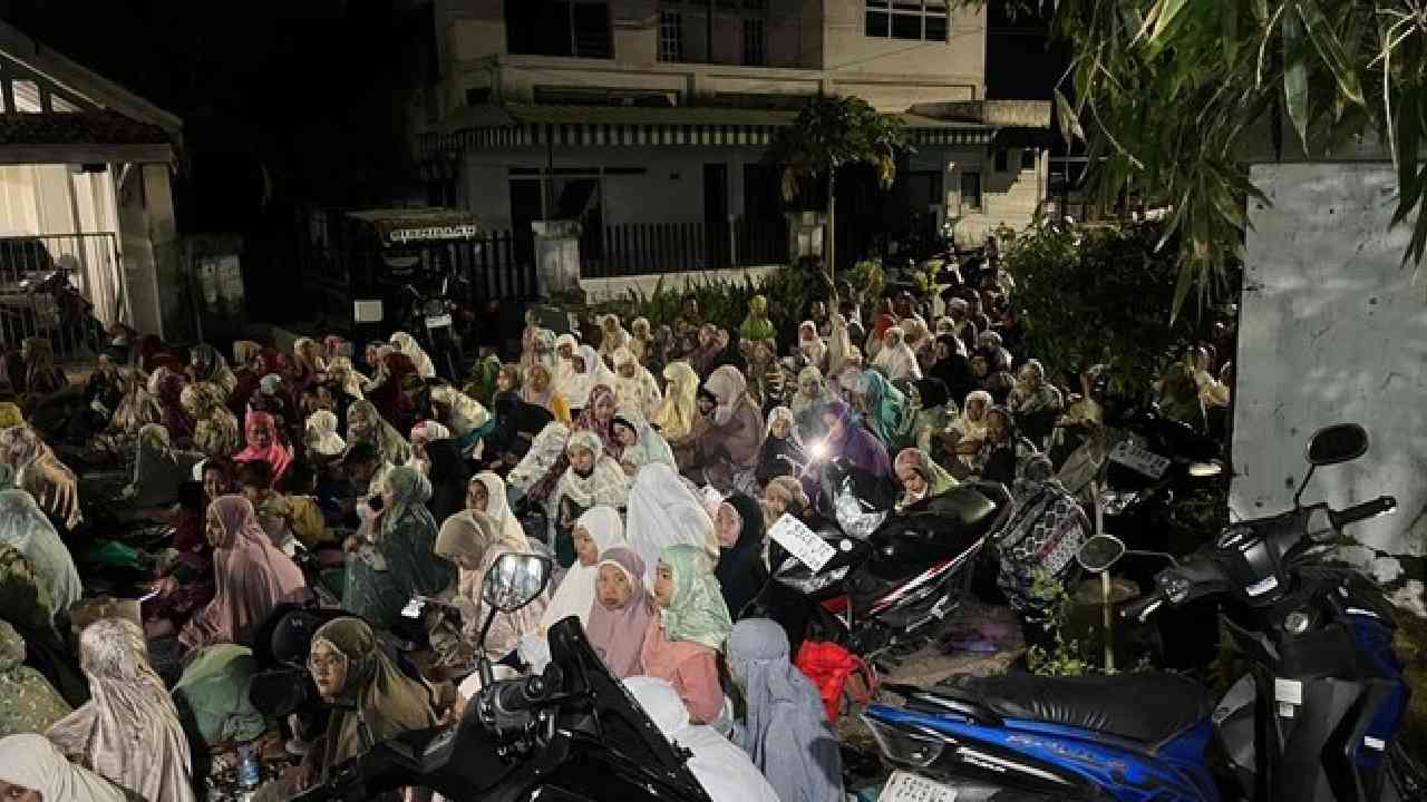 Unik: Tarawih Berhadiah Rp 300 Ribu Bikin Masjid Sumenep Laksana Konser Musik, Warga Antre Sejak Siang