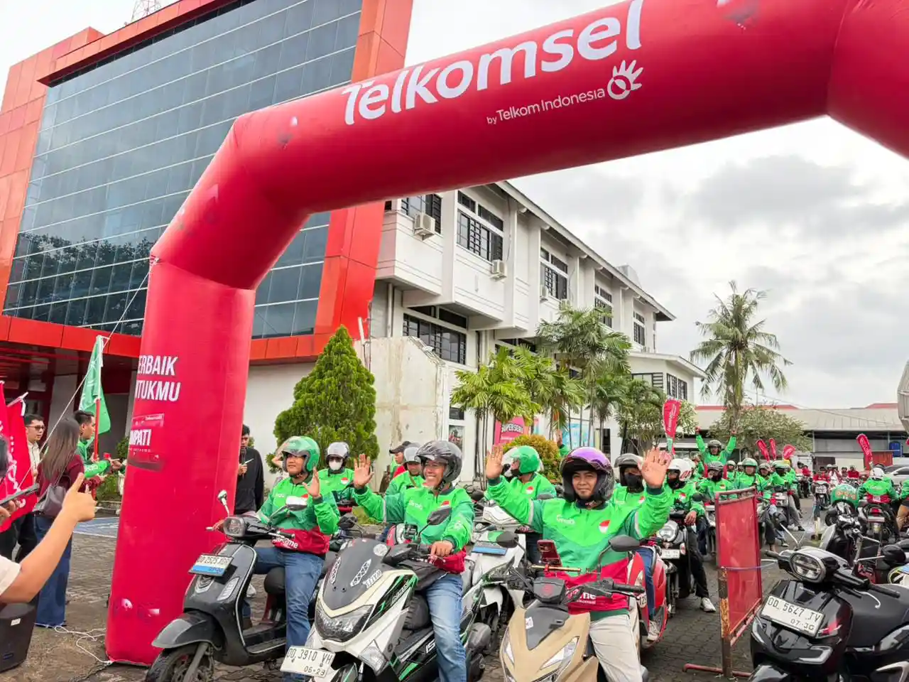 Telkomsel Gandeng Grab, 2.200 Mitra Driver di Empat Kota Sulawesi jadi Media Branding
