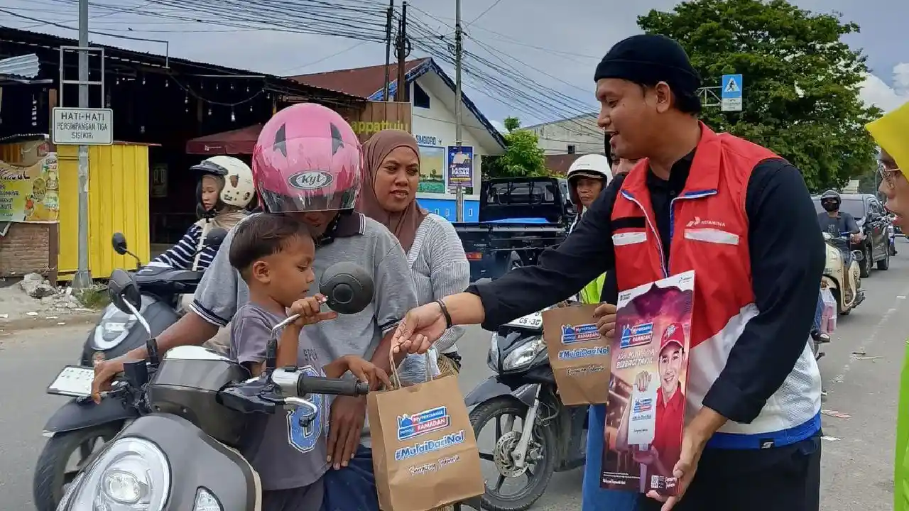 Pertamina Patra Niaga Bagikan 3.300 Takjil, Agen LPG hingga SPBE Turun ke Jalan
