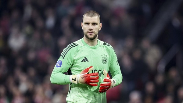 Buat Clean Sheet Perdana di Ajax, Maarten Paes Dikritik
