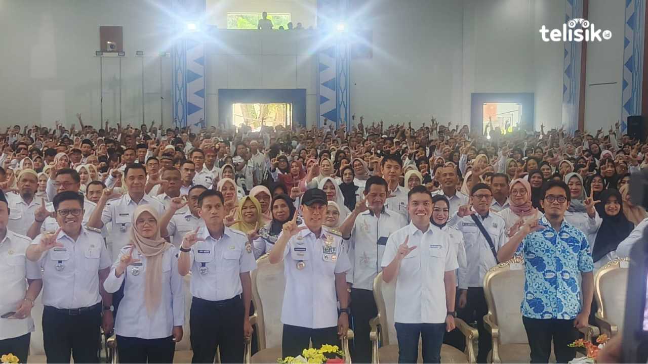 Cair Hari Ini, Gubernur Sulawesi Tenggara Serahkan TPG dan Gaji ke-13 Guru PPPK Lingkup Pemprov