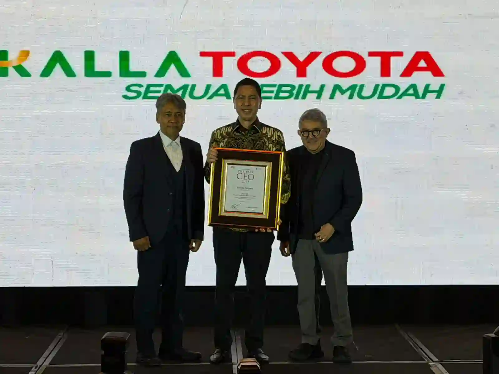 CEO Kalla Toyota Raih Indonesia Best CEO 2025 dari SWA Media Group