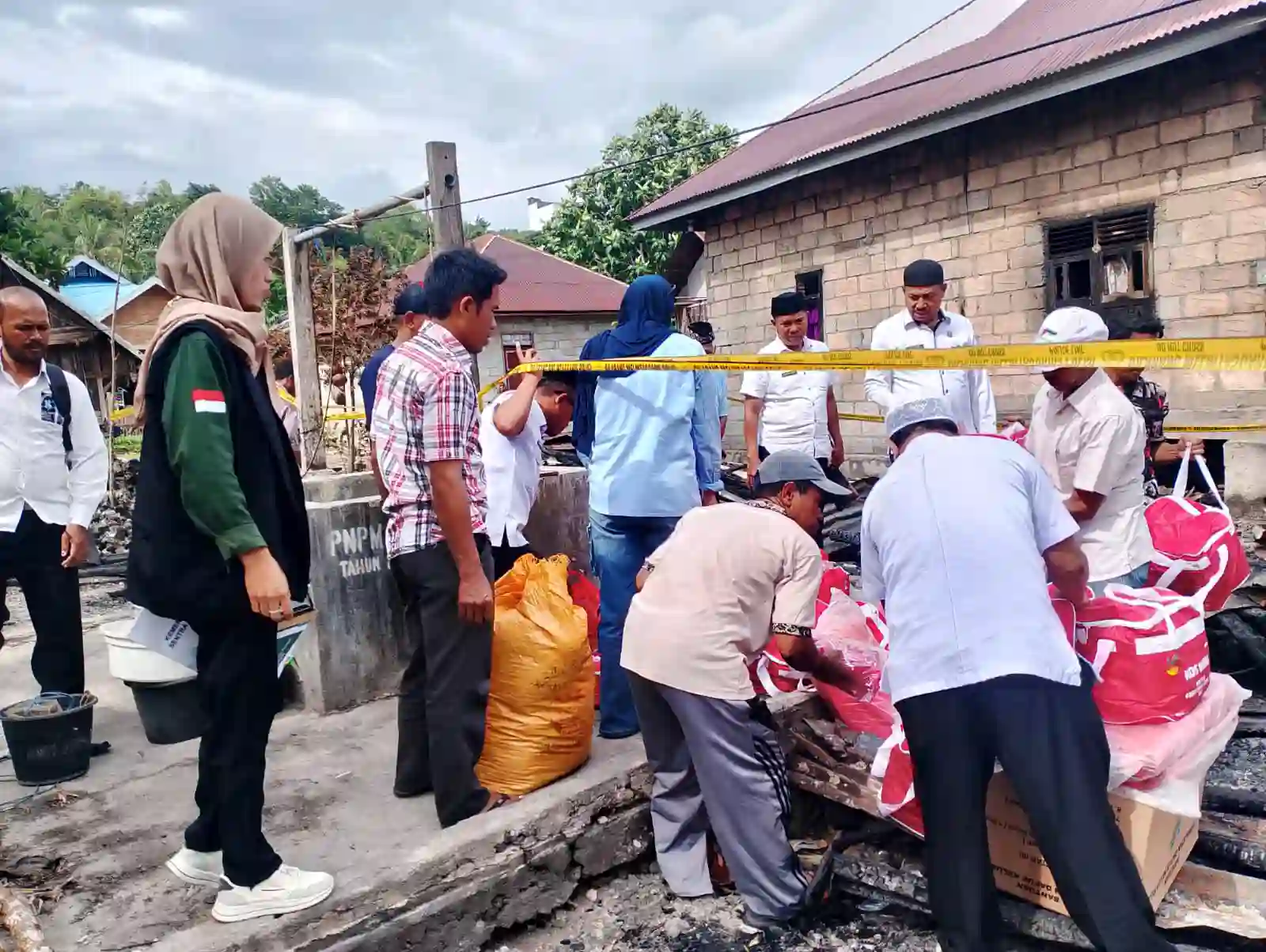 Dinsos Buton Selatan Gerak Cepat Salurkan Bantuan bagi Korban Kebakaran di Lapandewa Makmur