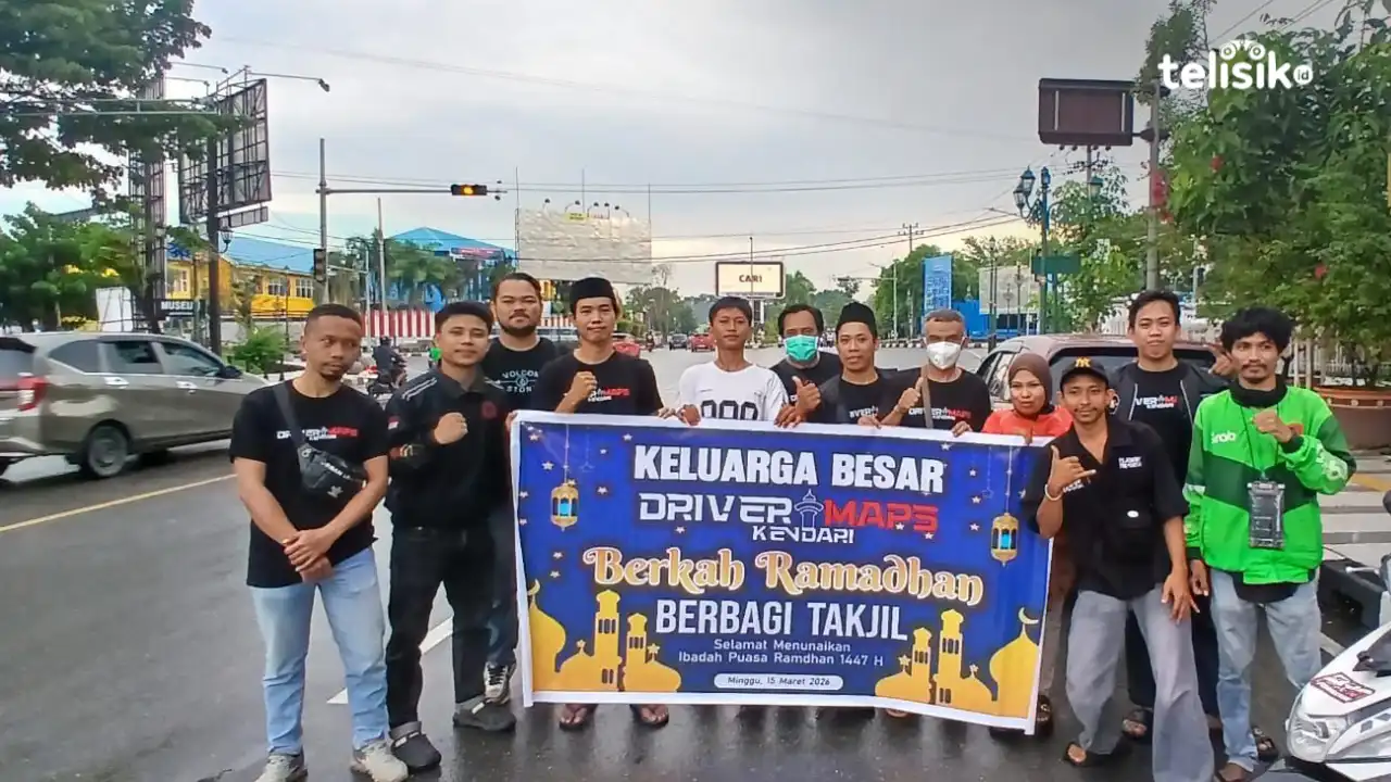 Driver Maps Kota Kendari Berbagi Paket Takjil ke Pengguna Jalan