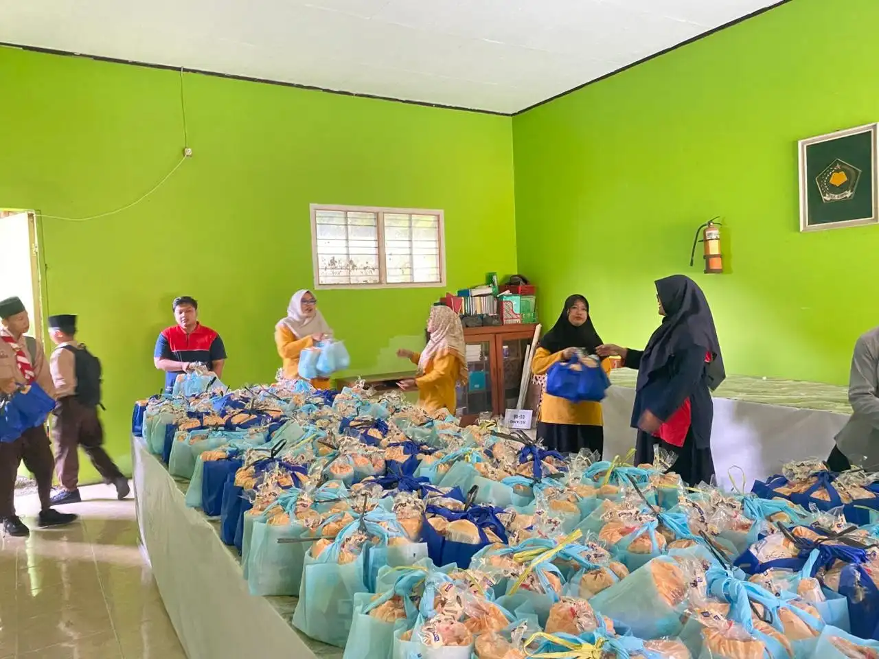 Heboh SPPG Menu MBG Ramadan Tak Layak Konsumsi Distop, Roti Berjamur dan Buah Berulat hingga Telur Mentah