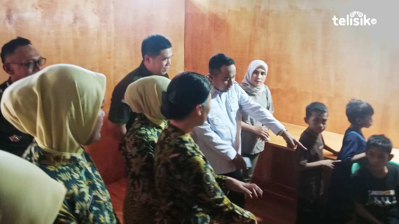 Kejari Muna Berbagi Sembako ke Petugas Kebersihan hingga Panti Asuhan