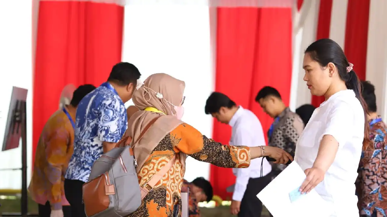 PNS Pensiun 2025 Tembus 160 Ribu, MenPAN-RB Beri Sinyal Formasi CPNS 2026