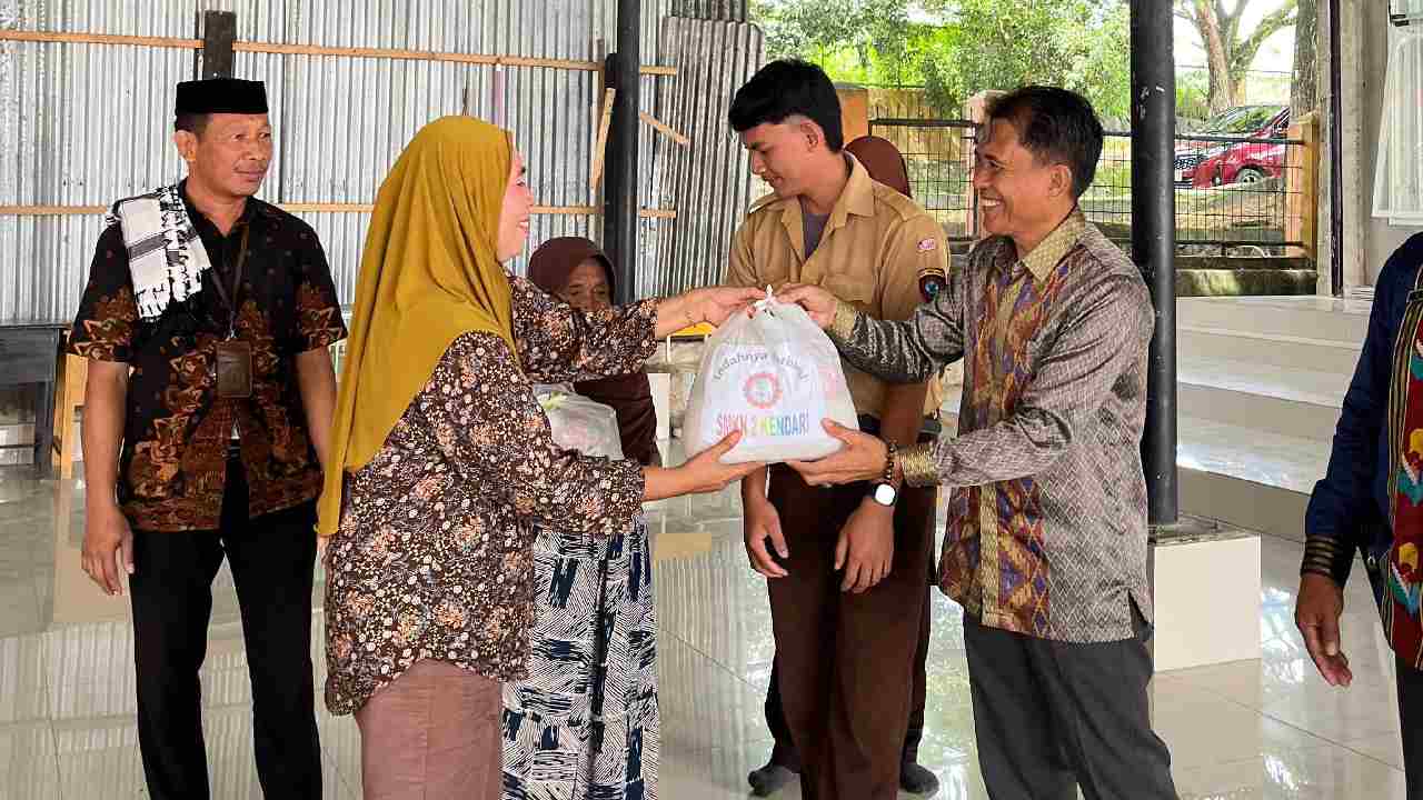 SMK Negeri 2 Kendari Gembleng Siswa di Pesantren Kilat Ramadan dan Berbagi Bantuan Sosial