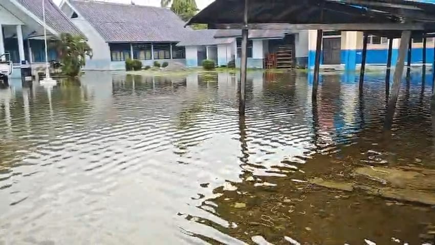 SMPN 8 Kolaka Utara Dilanda Banjir Setinggi Betis