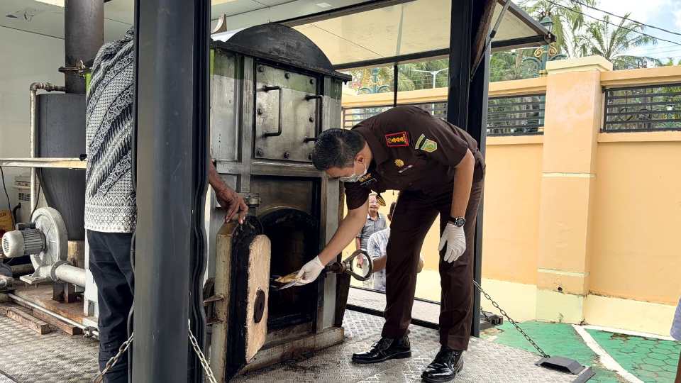 1,4 Kg Narkoba hingga Senjata Tajam Dimusnahkan Kejari Kendari