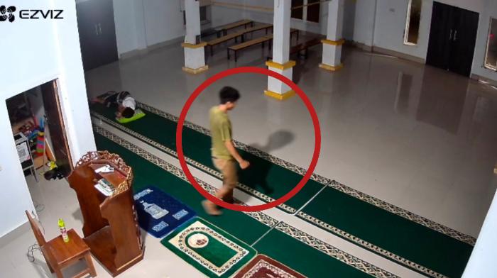 Pria di Konawe Selatan Terekam CCTV Gasak Kotak Amal hingga Hp Marbot Masjid