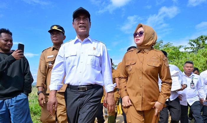 Mentan Amran Sulaiman Cek Sawah di Amohalo dan Sungai Wanggu Kendari, Korban Banjir Keciprat Rp 500 Juta