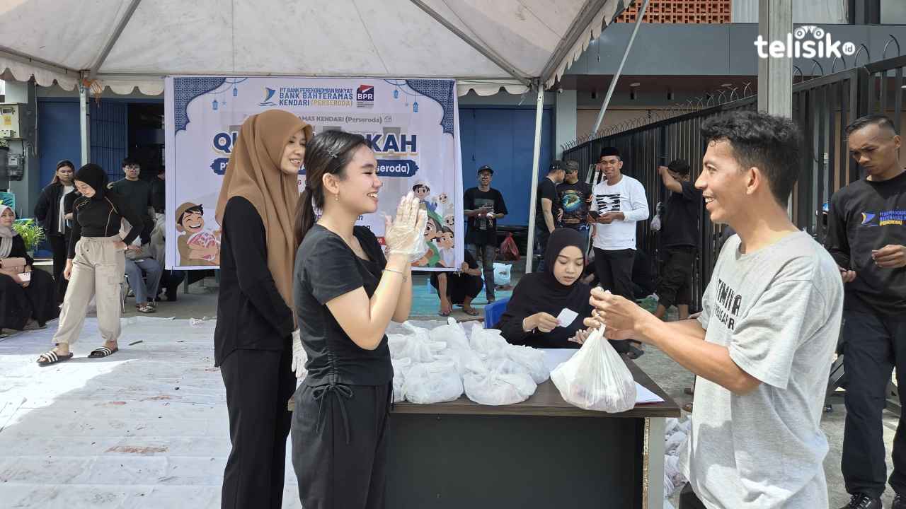 BPR Bahteramas Kendari Tebar Kepedulian, Tukang Parkir hingga Warga Jalanan Kebagian Daging Kurban