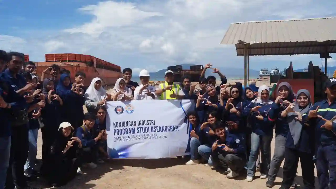 Oseanografi FMIPA UHO Perluas Wawasan Mahasiswa Lewat Kunjungan ke Galangan Kapal Konawe Selatan