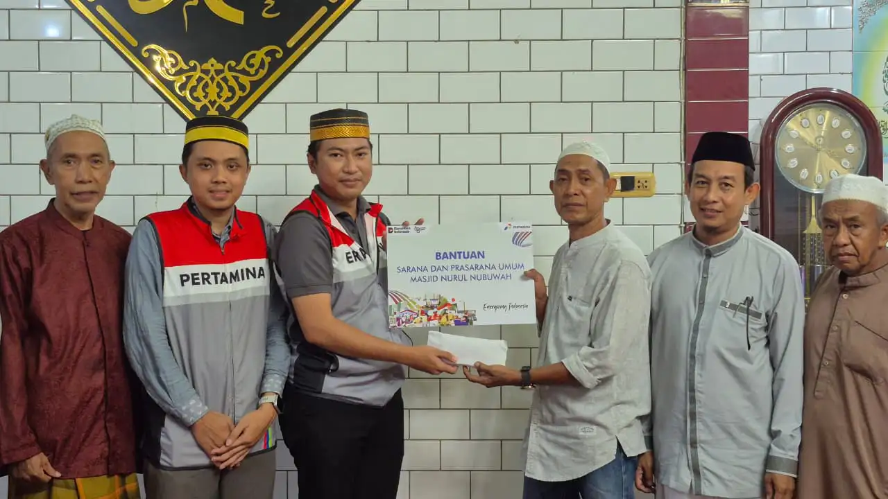 Pertamina Patra Niaga Sulawesi Salurkan Santunan Rp 30 Juta untuk Masjid dan Panti Asuhan di Ujung Tanah