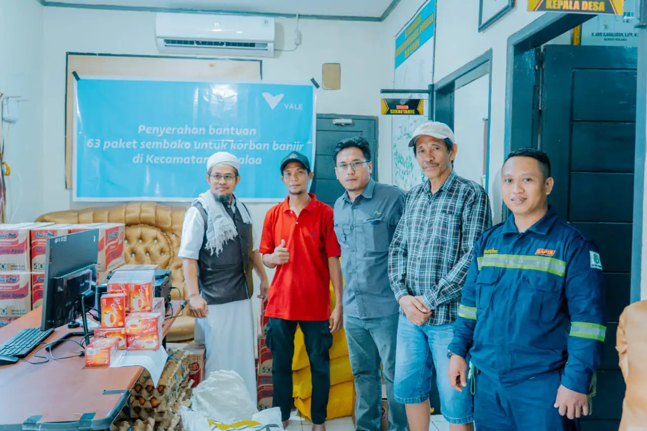 Pulihkan Kondisi Warga Totobo, PT Vale Distribusikan Sembako Pasca Banjir di Kolaka