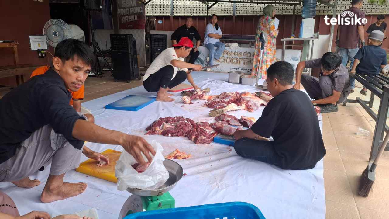 Swiss-Belhotel Kendari Berbagi Daging Hewan Kurban ke Masyarakat dan Panti Asuhan