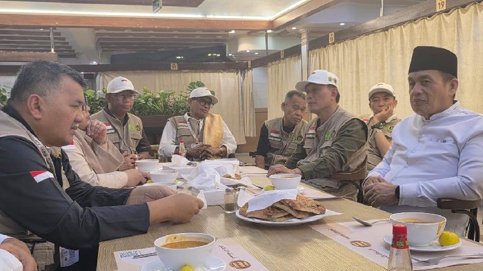Tiba di Arab Saudi, Wamenag Apresiasi Kinerja Tim Koordinasi Haji 2026